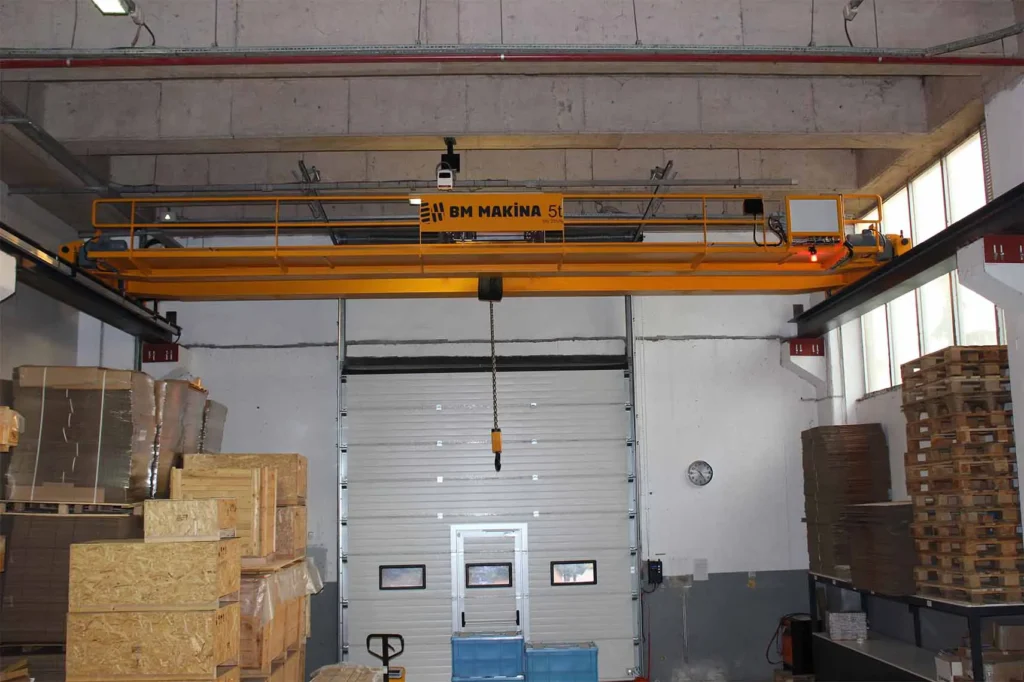 Anasayfa BM Makina 5 ton çift kirişli gezer köprülü vinç sistemi - depo ortamında endüstriyel overhead crane uygulaması