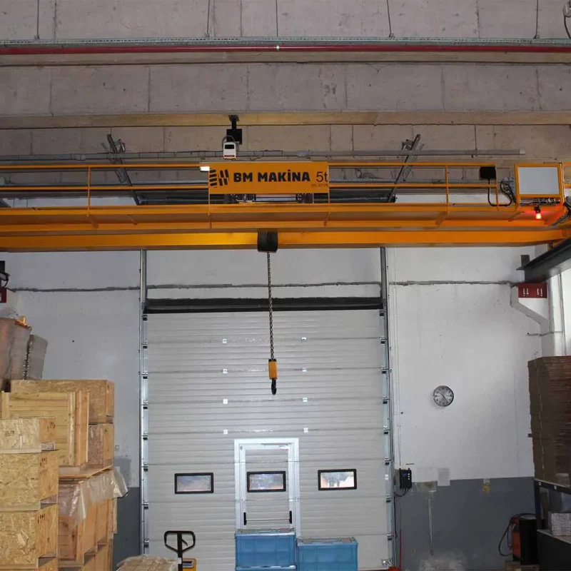 BM Makina 5 ton çift kirişli gezer köprülü vinç sistemi - depo ortamında endüstriyel overhead crane uygulaması