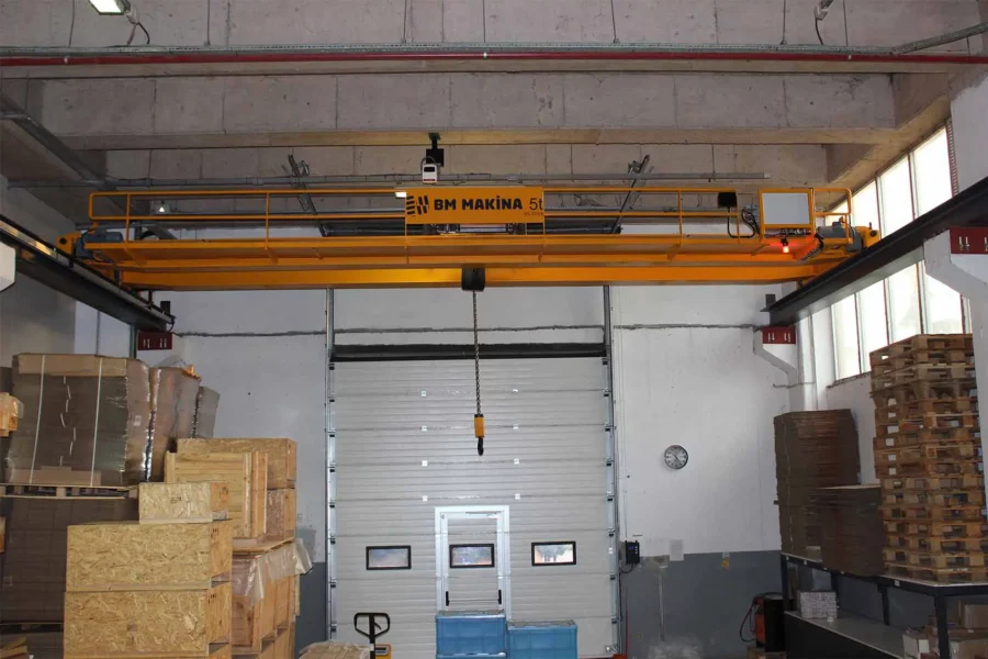 BM Makina 5 ton çift kirişli gezer köprülü vinç sistemi - depo ortamında endüstriyel overhead crane uygulaması