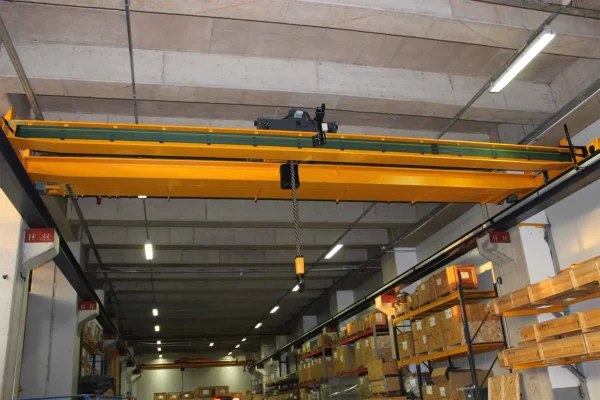 BM Makina çift kirişli gezer köprülü Elektrikli vinç VAHLE bara sistemi entegrasyonu - depo içi perspektif görünüm