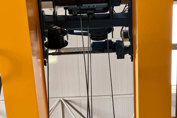 KATO kablo toplama tamburu çift kiriş köprülü vinç arabası üzerinde montajlı - alttan görünüm motor ve halat sistemi