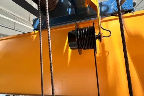 KATO YKT yaylı kablo toplama tamburu gezer köprülü vinç kirişinde montajlı - endüstriyel depo uygulaması