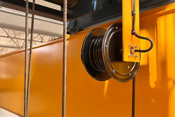 KATO YKT yaylı kablo toplama tamburu gezer köprülü vinç kirişi üzerinde montajlı - kumanda kablosu sarımı yakın çekim