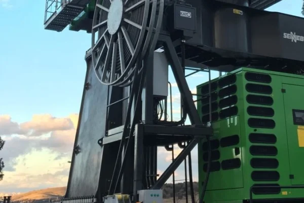 BM Makina KATO Çift Sıra Sarım Kablo Toplama Tamburu, paletli liman vinci üzerine dikey olarak monte edilmiş, büyük çaplı çelik tambur ve enerji kablosu taşıyıcı sistemin sahada çalışma öncesi görünümü.