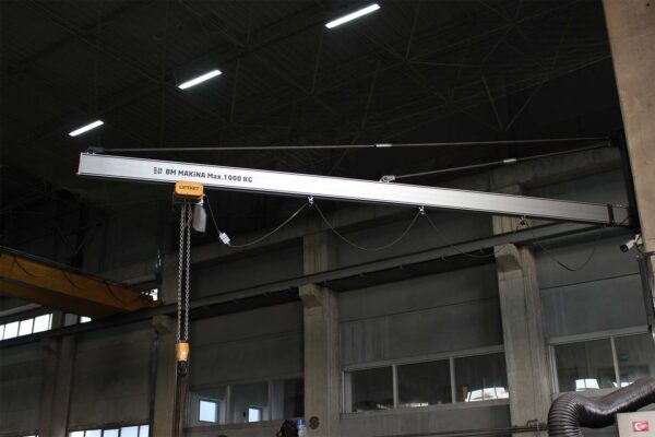 BKB çelik profil duvar pergel vinç üretim istasyonunda uygulama görseli - yer tasarrufu