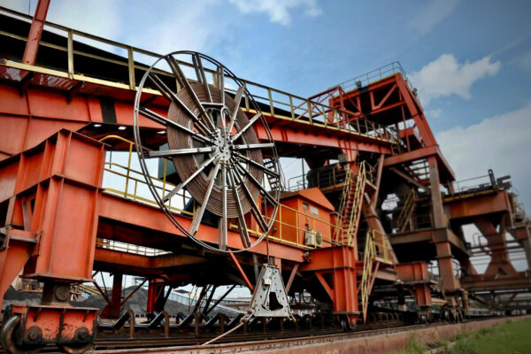 KATO kablo toplama tamburları, hareketli sistemlerde güvenli enerji iletimi ve düzenli kablo yönetimi sağlar.