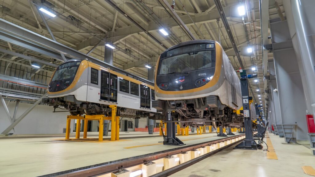 Anasayfa DEMYKS zemin altı ve mobil kaldırma krikoları ile kaldırılmış metro araçları
