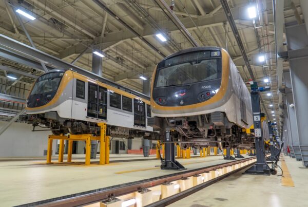 DEMYKS zemin altı ve mobil kaldırma krikoları ile kaldırılmış metro araçları